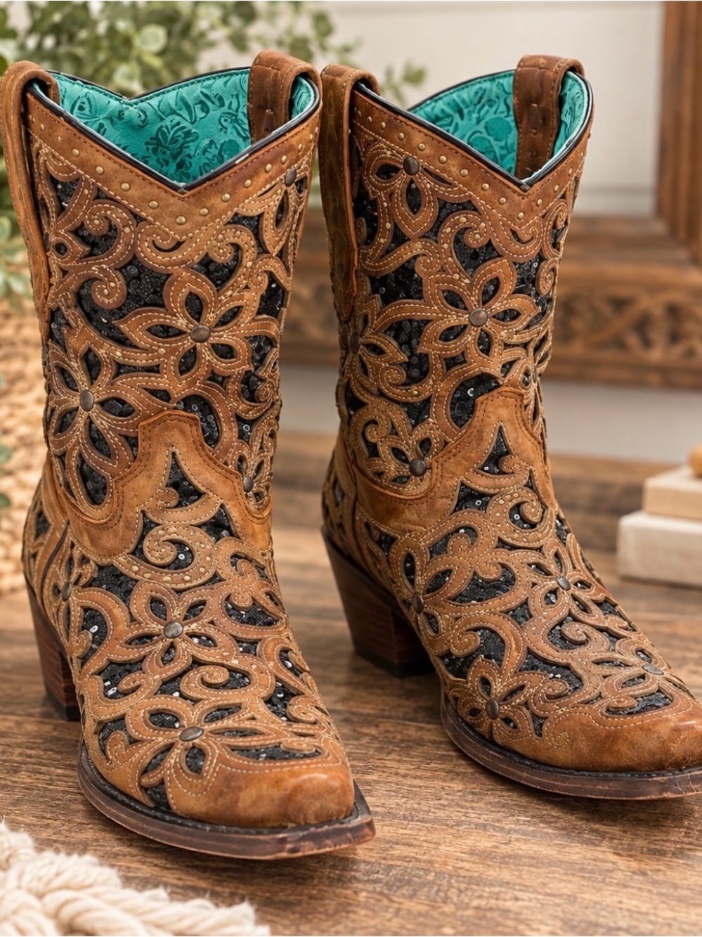 Corral Women’s 8.5 Brown Leather Floral cutout sequin Western Cowboy Boots